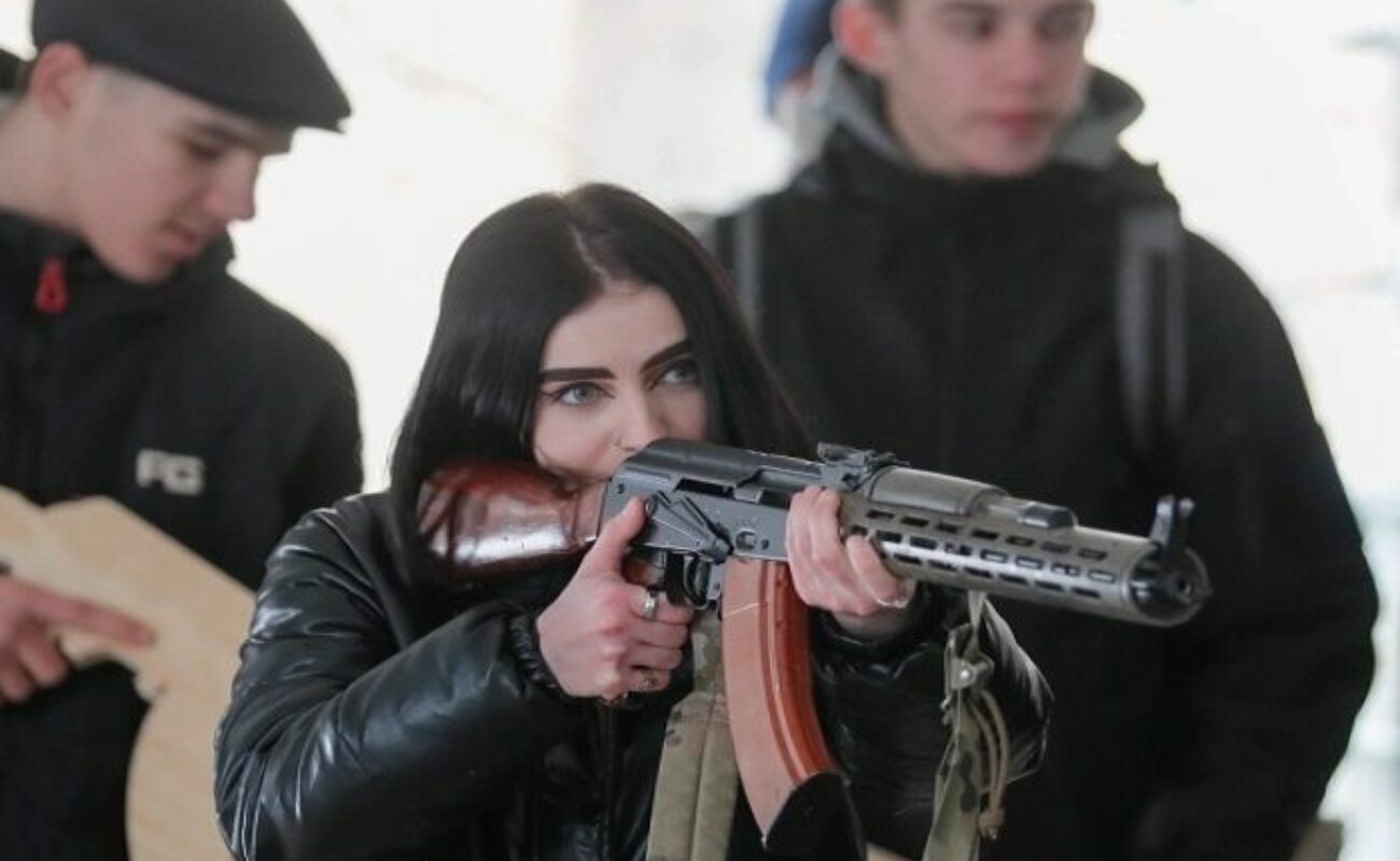 Pemerintah Ukraina Mengizinkan Warganya Pegang Senjata