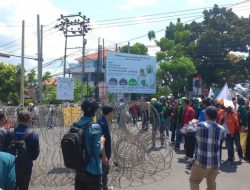 Ribuan Massa Demo Terobos Kawat Besi Gerbang DPRD Lampung