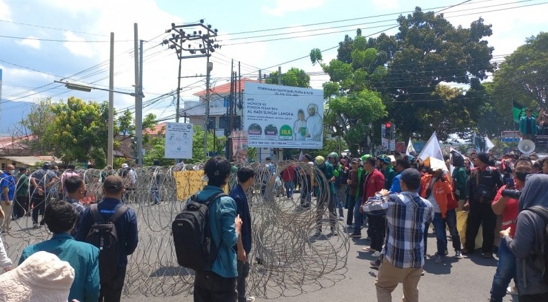Ribuan Massa Demo Terobos Kawat Besi Gerbang DPRD Lampung