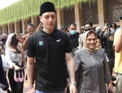 Penampakan Mesut Ozil Pada Saat Salat Jumat di Masjid Istiqlal