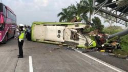 Bus Pariwisata Kecelakaan di Tol Mojokerto, Sopir Diduga Mengantuk