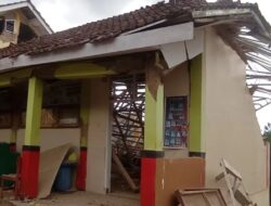Proses Evakuasi dari Santri yang Tertimpa Minimarket di Cianjur