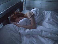 Bahaya Tidur didekat Smartphone, Bisa Terkena Kanker!