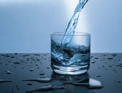 Mitos Atau Fakta? Bahaya Terlalu Banyak Minum Air Putih