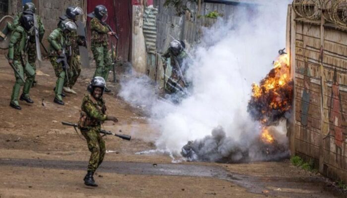 Suasana Tambah Panas di Kenya, Massa Bakar Kontainer