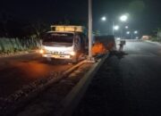 Truk Pengangkut Pasir Terbalik di Jalan Pramuka Kemiling
