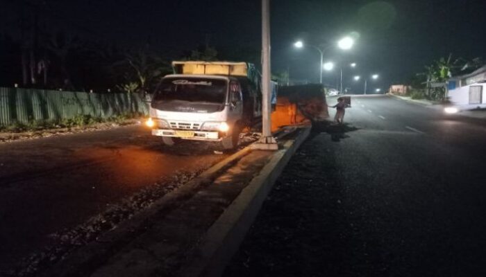 Truk Pengangkut Pasir Terbalik di Jalan Pramuka Kemiling