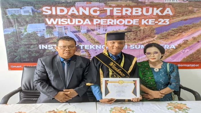 Anak Tukang Tambal Ban Raih Predikat Wisudawan Terbaik di Itera